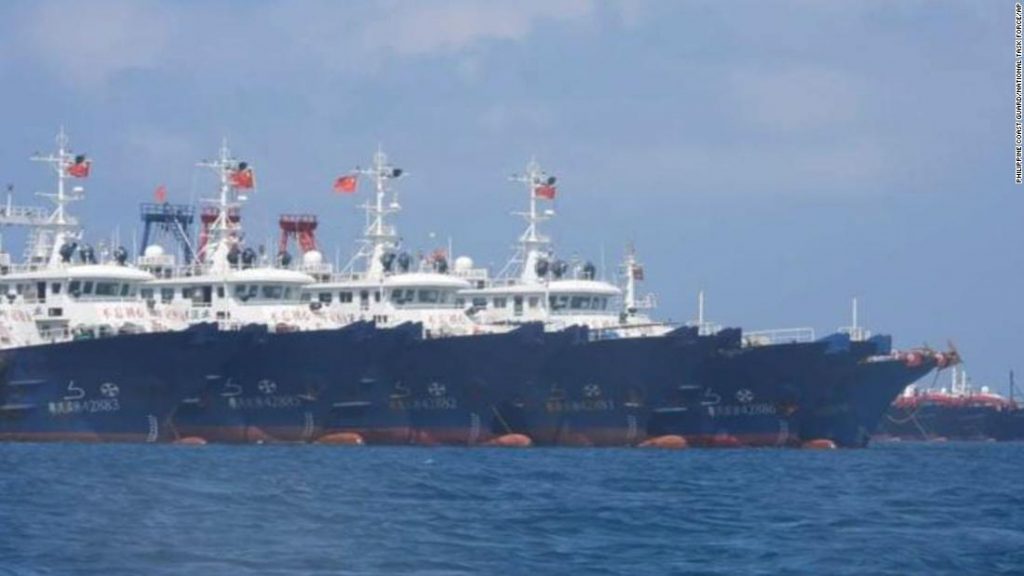 Südchinesisches Meer: Philippinische Kämpfer fliegen in umstrittenen Gewässern über chinesische Flottillen