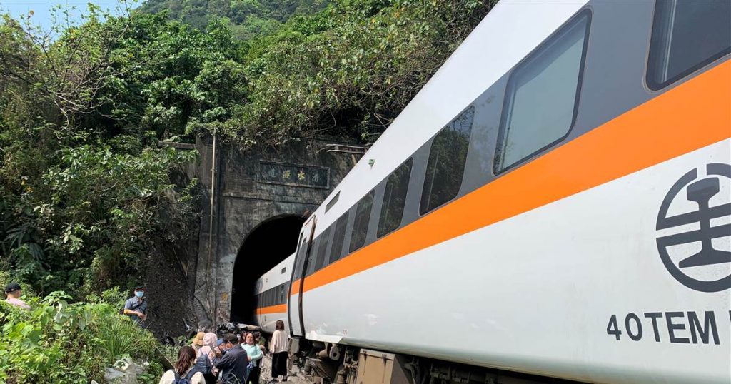 Taiwan Zugunglück tötet mindestens 36, verletzt Dutzende