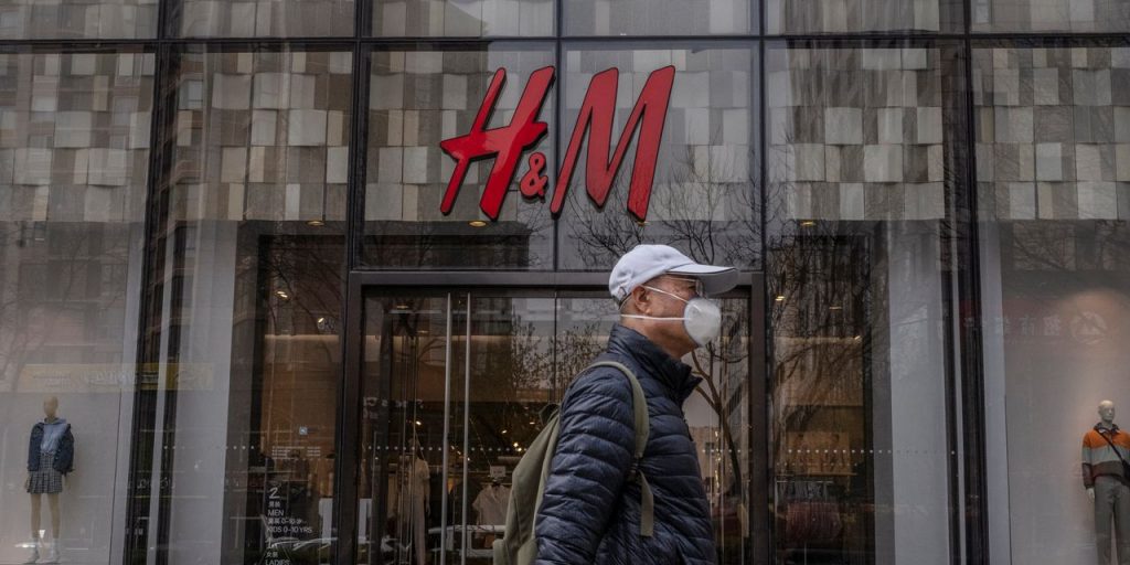 Chinesische Propagandabeamte feiern Social-Media-Angriffe auf H & M, um den Vorwürfen der Zwangsarbeit entgegenzuwirken