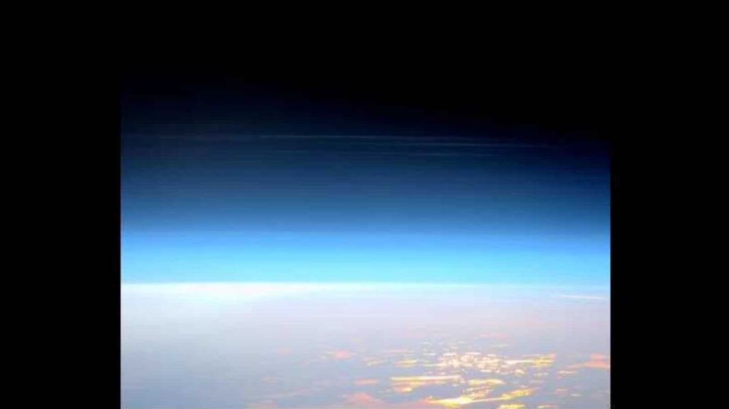 Die NASA teilt ein Foto von Wolken, die nachts leuchten, aus dem Weltraum