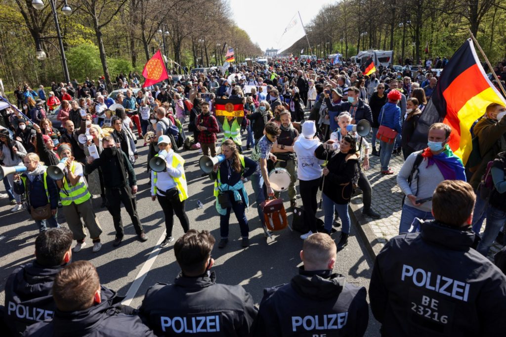 Hunderte von Menschen protestieren gegen das deutsche COVID-19-Sperrgesetz