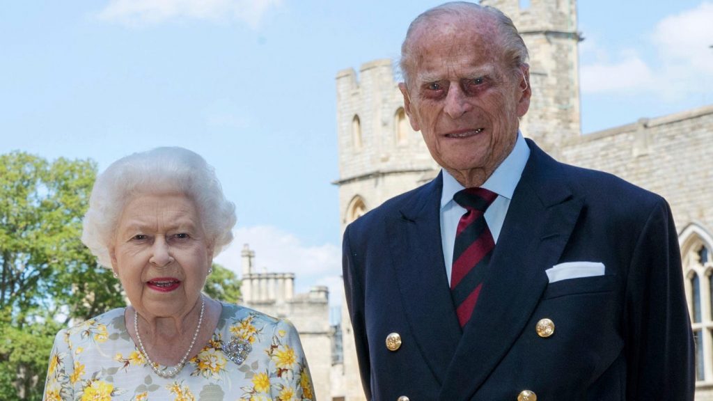 Sehen Sie Prinz Philip, Königin Elizabeth II. Mit Urenkel auf seltenem Foto