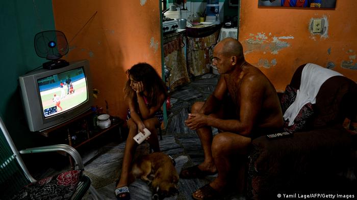  Kubaner sehen das Eröffnungsspiel der 60. nationalen Baseballserie im Fernsehen