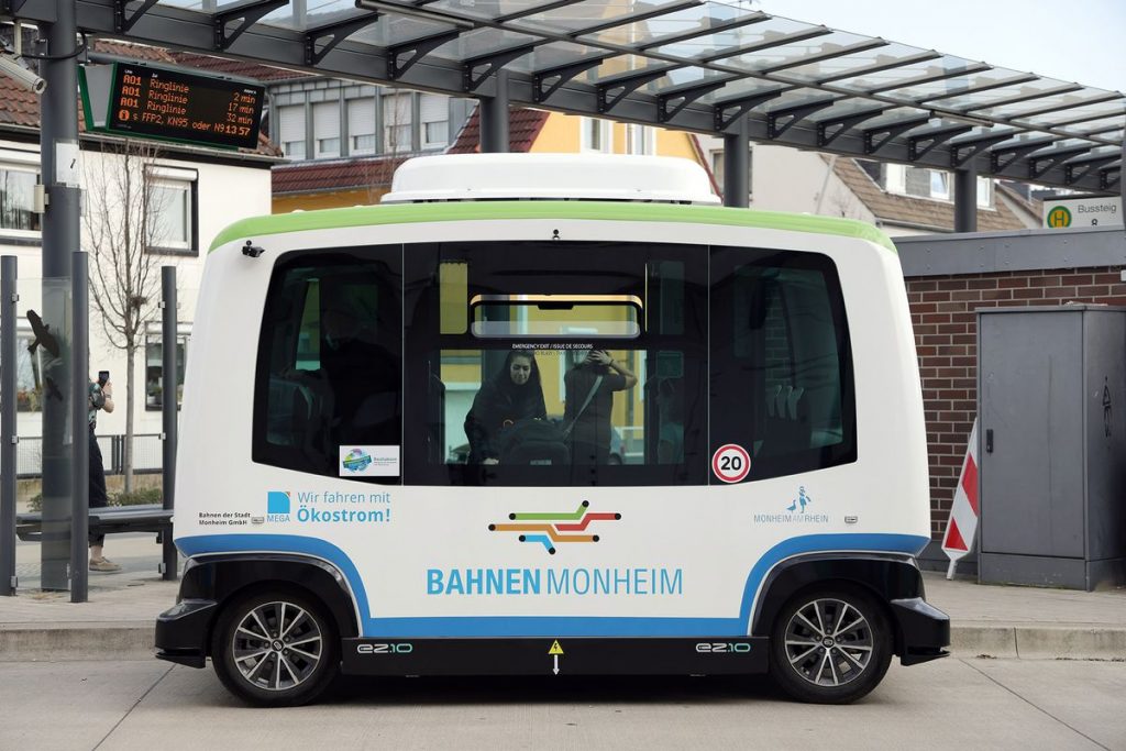 Gesetz über autonomes Fahren auf öffentlichen Straßen in Deutschland vom Gesetzgeber genehmigt
