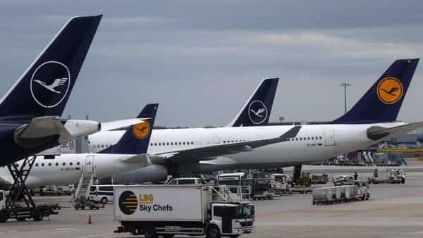 FILE PHOTO: Planes of German air carrier Lufthansa (REUTERS)