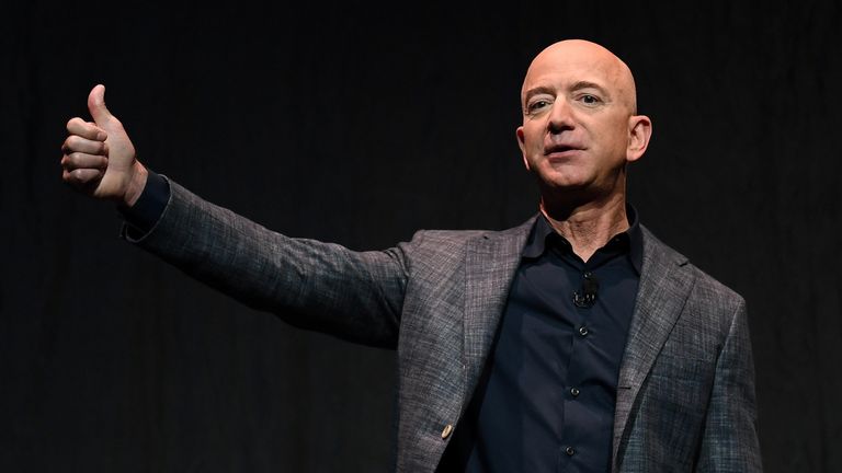Amazon-Gründer, Chairman, CEO und Chairman Jeff Bezos gibt einen Daumen nach oben, als er auf einer Blue Origin Space Exploration Plans-Veranstaltung in Washington, USA, am 9. Mai 2019 spricht