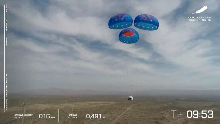 Die New Shepard-Kapsel wird während eines Tests in Texas im April mit Fallschirmen zur Landung gesehen.  Foto: AP