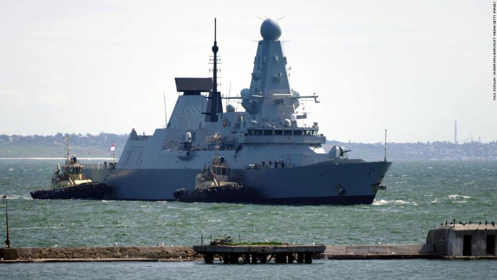 HMS Defender: Großbritannien sagt, es würde wieder die Gewässer der Krim befahren, da Russland warnt, dass es das Recht hat, „auf das Ziel zu bombardieren“