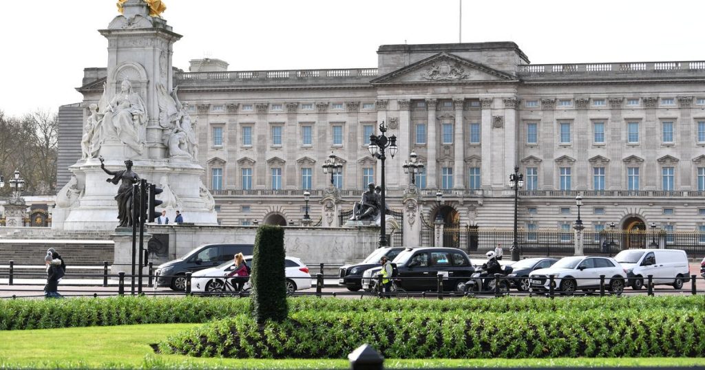 Die geheimen Räume des Buckingham Palace, einschließlich des riesigen Poolpersonals, können den Geldautomaten der Königin benutzen