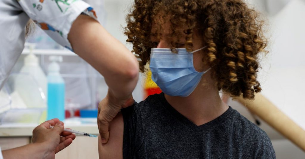 COVID-19-Fälle in Schulen veranlassen israelische Eltern, ihre Kinder zu impfen