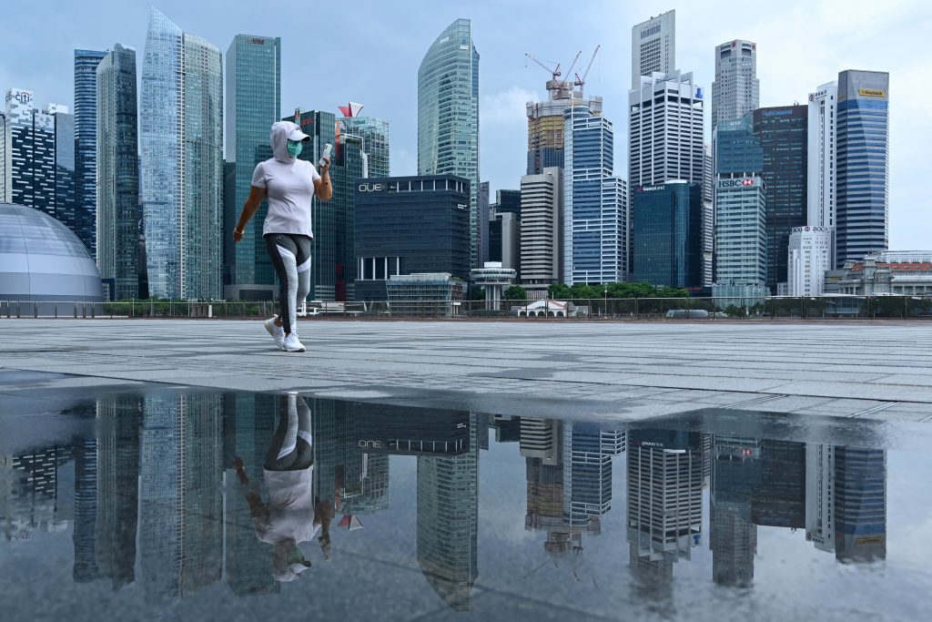 Singapur beginnt mit der Lockerung der Covid-Beschränkungen, da die täglichen Infektionen zurückgehen