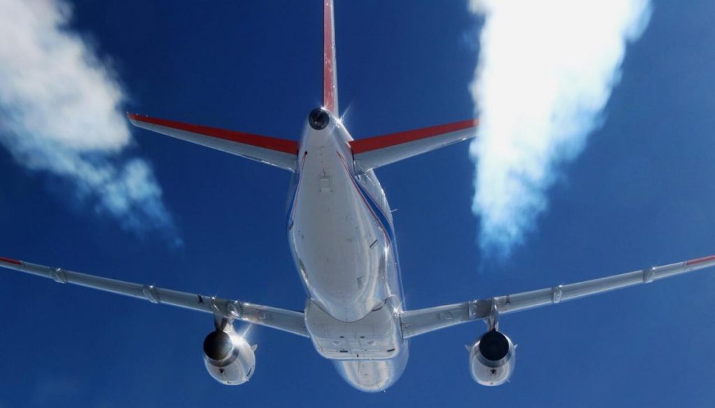 Studie des Deutschen Zentrums für Luft- und Raumfahrt zeigt, dass der Einsatz nachhaltiger Kraftstoffe die Rußemissionen von Flugzeugen um 70 % senken könnte