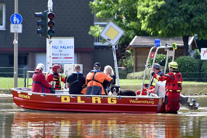 Rettungskräfte und Feuerwehrleute evakuieren am Donnerstag Bewohner der Wittener Siedlung In der See.