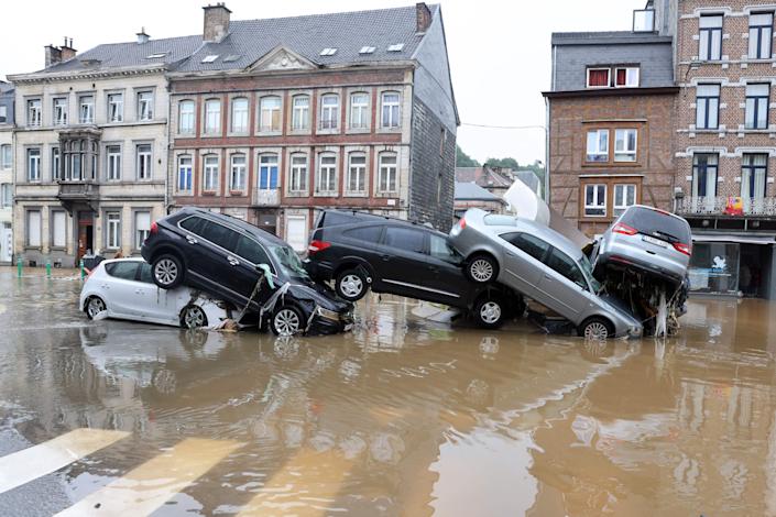 In einem Kreisverkehr in der belgischen Stadt Verviers stapelten sich am Donnerstag Autos im Hochwasser. 