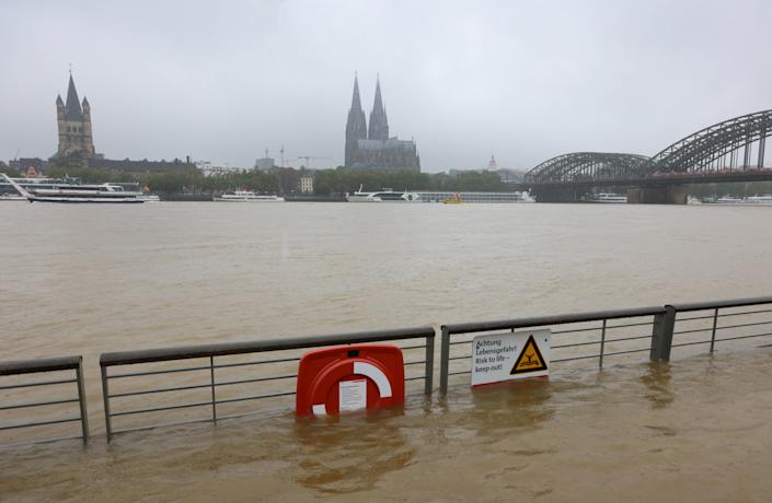 Am Mittwoch wurde die Fußgängerbrücke entlang des Rheinboulevards in Köln vom Hochwasser des Rheins überschwemmt.
