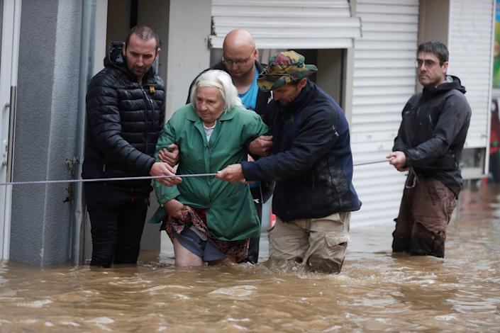 Eine ältere Frau wird nach einer Überschwemmung im Bezirk Ensival von Verviers, Belgien, am Donnerstag evakuiert. 