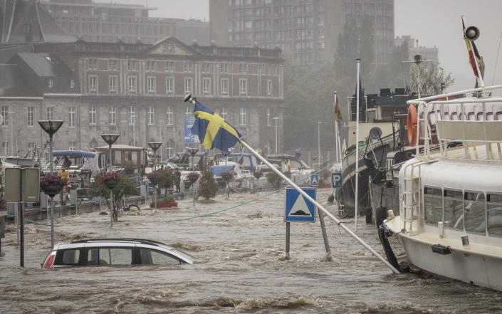 Bei schweren Überschwemmungen im belgischen Lüttich am Donnerstag schwimmt ein Auto in der Maas.