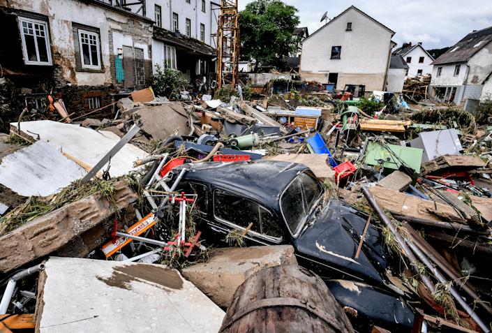 Trümmer von Häusern und Autos nach Überschwemmung in Schuld, Deutschland, Donnerstag.