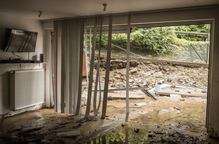 Schlamm und Wasser füllen das Erdgeschoss eines überfluteten Hauses in M’ry, in der Provinz Lüttich, Belgien, Donnerstag