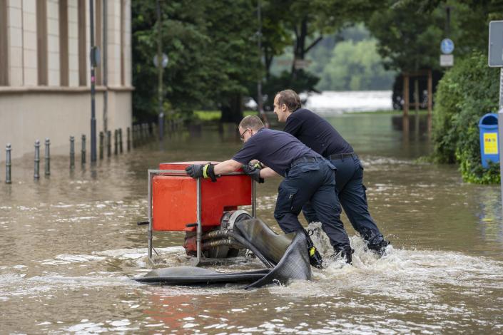 Feuerwehrleute pumpten am Donnerstag Wasser durch die Straßen des Ruhrgebiets.