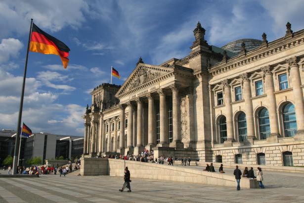 Deutschlands Investitionslücke vergrößert sich auf 410 Mrd. €, 12 % des BIP, was die Wettbewerbsfähigkeit zu beeinträchtigen droht