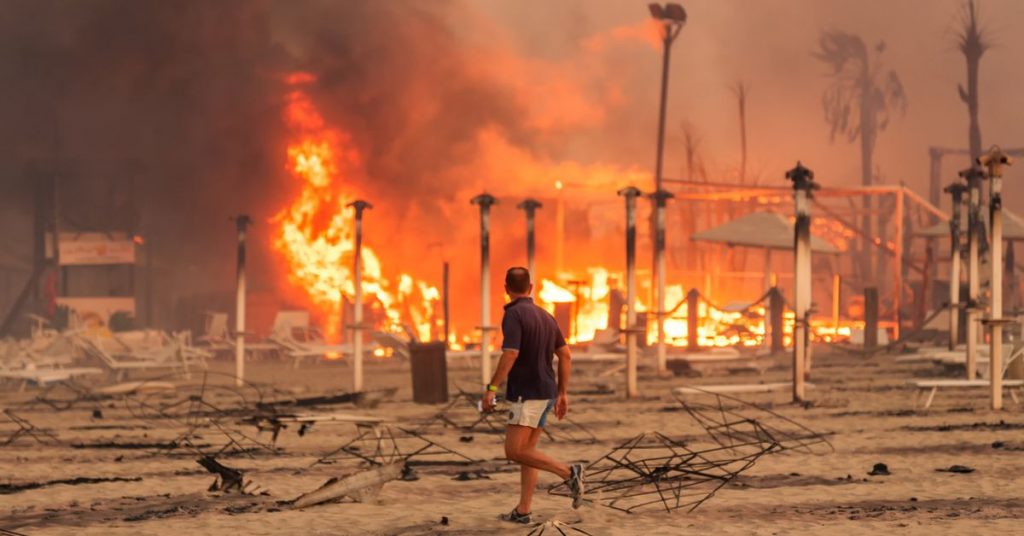 Feuerwehrleute bekämpfen Waldbrände in der sizilianischen Stadt Catania