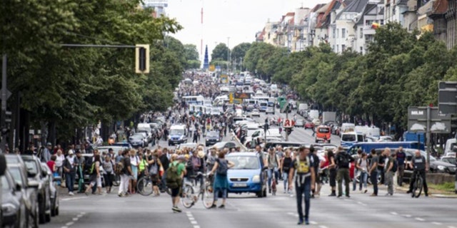 August 2021 marschieren Demonstranten entlang der Bismarckstraße in Berlin während einer Demonstration gegen die Beschränkungen von Coronaviren.  (Fabian Sommer / dpa via AP)