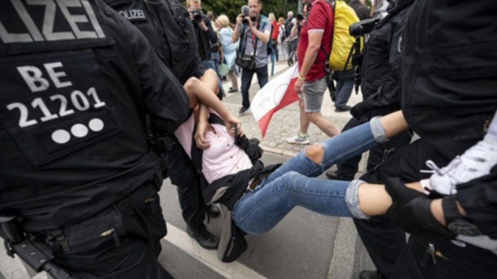 Deutsche Demonstranten prangern „unerträgliches Maß an Arroganz“ an, da die Befürchtungen der Sperrung auftauchen