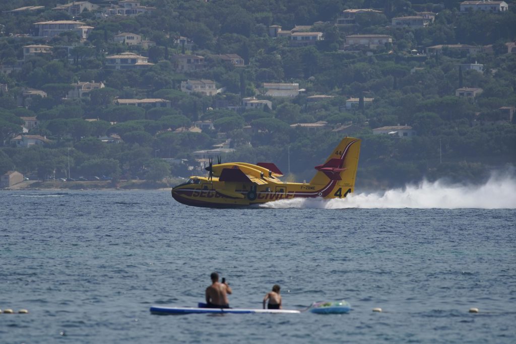 Ein wütender Waldbrand in der Nähe der französischen Riviera tötet 1 und verletzt 27