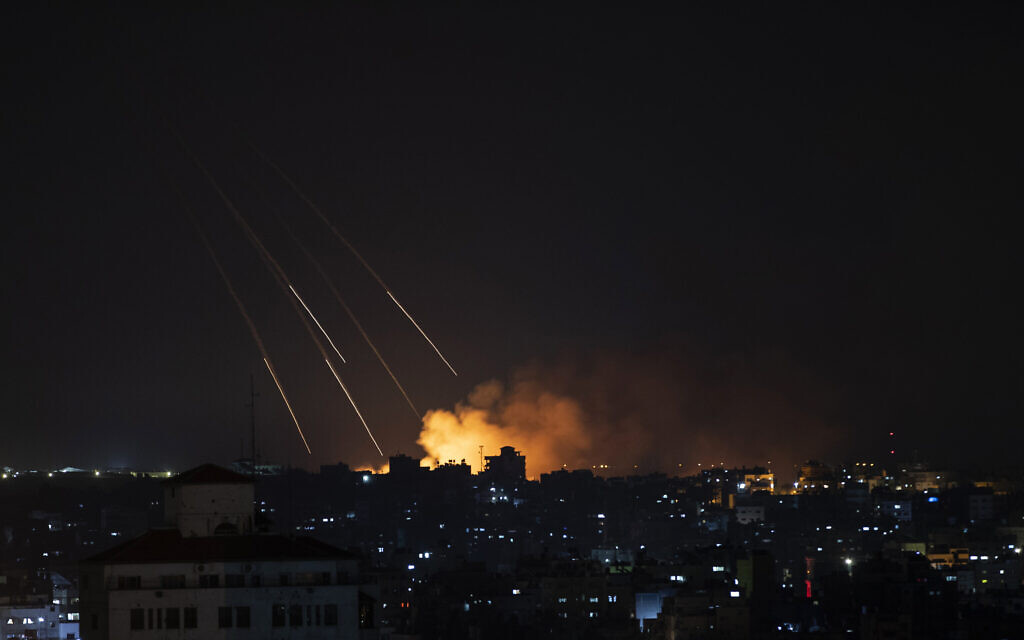 IDF greift Hamas-Stätten in Gaza an, nachdem im Süden Brandballons Feuer gezündet haben