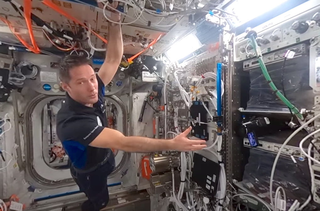 Mit dem Astronaut 360-Video können Sie das Raumstationsmodul erkunden