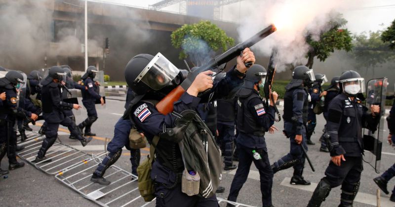 Thailändische Demonstranten fordern die Inhaftierung von Führern heraus, um eine Kundgebung der „Automenge“ zu veranstalten