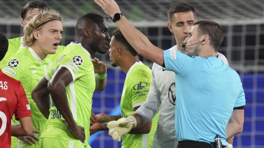 Ein umstrittener Elfmeter spät im Spiel ermöglicht Sevilla ein 1:1 bei Wolfsburg |  Büffelsport