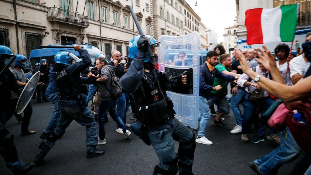 Demonstranten in Rom stoßen mit der Polizei zusammen, als Tausende gegen die COVID-Impfstoffregel auf die Straße gehen