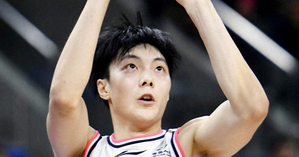 Der in Xinjiang geborene chinesische Basketballspieler wurde bestraft, weil er bei Adidas unterschrieben hat