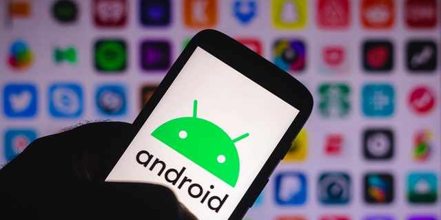 Auf diesem Foto ist es ein Android-Logo, das auf einem Smartphone angezeigt wird.  Android 5.0 OS und höher haben Energiesparmodi für Benutzer. 