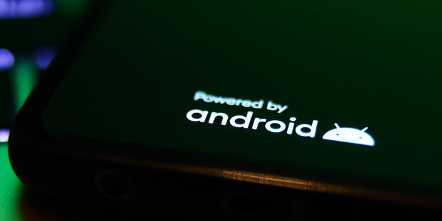Das Android-Logo, das auf einem Telefonbildschirm angezeigt wird, ist auf diesem illustrativen Foto zu sehen, das im September in Krakau, Polen, aufgenommen wurde.  Kürzlich hat Kim Komando enthüllt, was Benutzer tun können, wenn die Akkus ihres Telefons schwach sind.