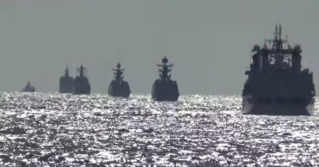 Russische und chinesische Kriegsschiffe führen ihre ersten gemeinsamen Patrouillen im Pazifik durch