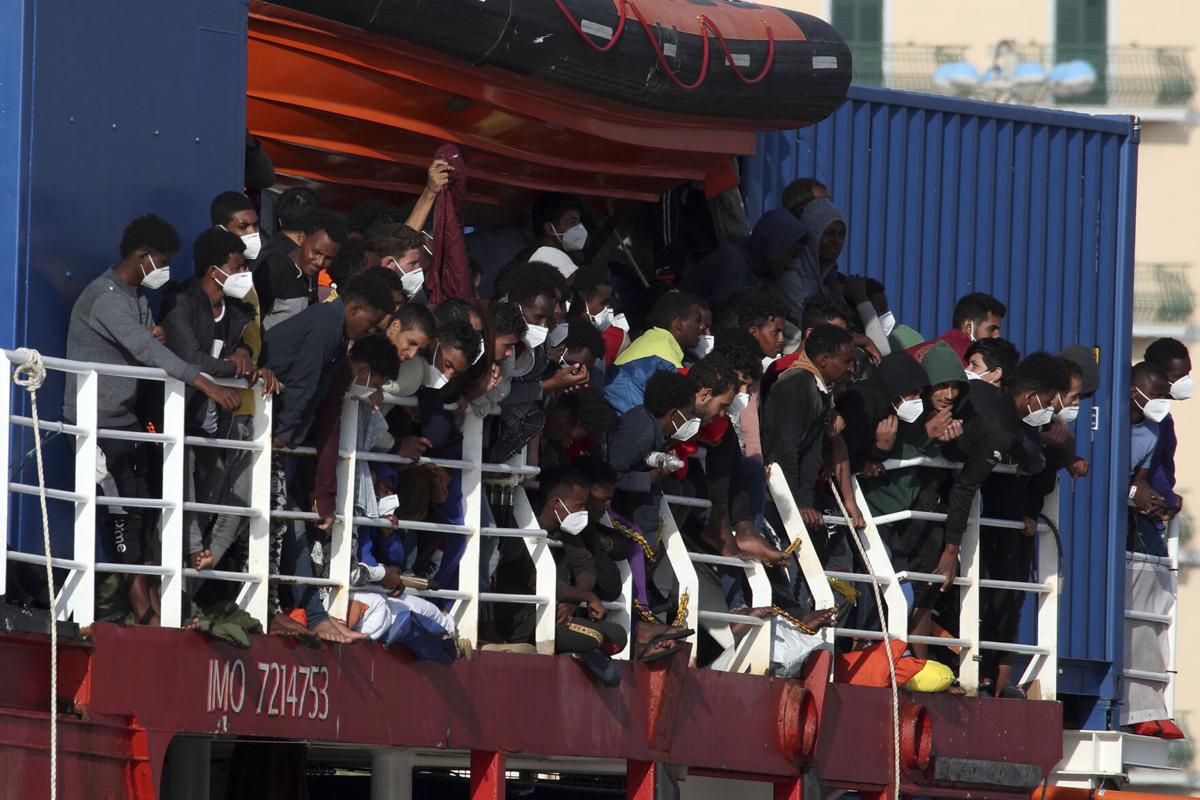 Deutsches Rettungsboot mit 800 Migranten erreicht sizilianischen Hafen