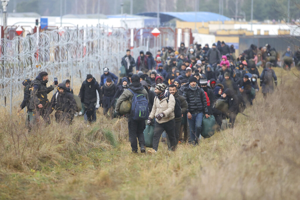 Biden sagt, die Grenzkrise zwischen Weißrussland und Polen sei „große Besorgnis“, da sich die Situation der Migranten verschlechtert