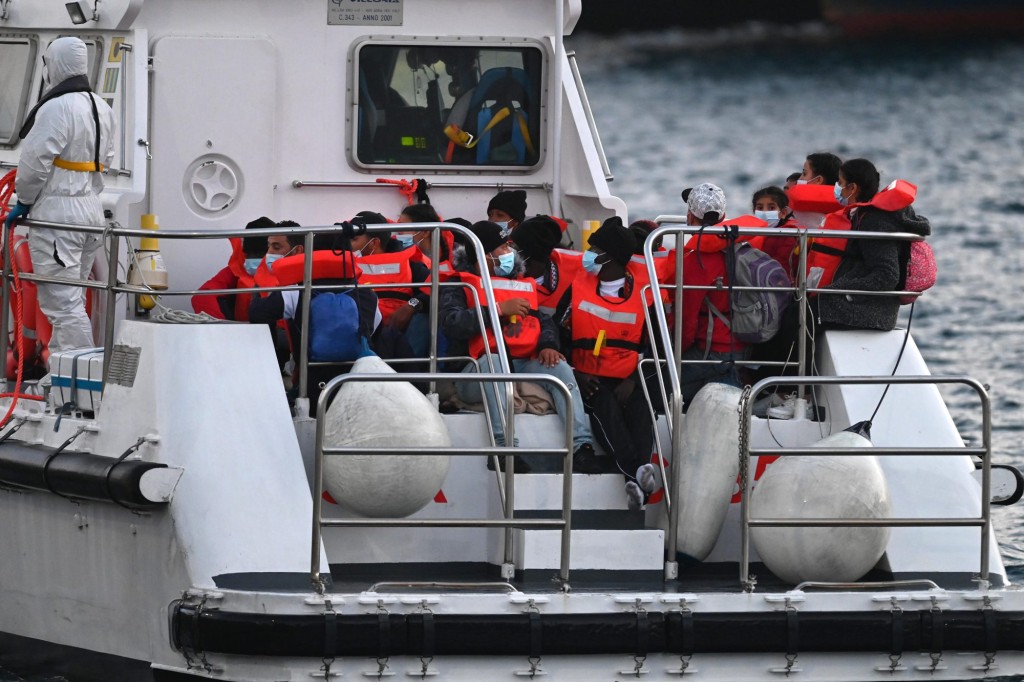 Ein Migrantenboot mit 10 Leichen kommt in Sizilien an