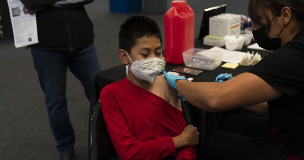 Inmitten der Bedenken von Omicron fordert LA County das Tragen, Testen und Impfen von Masken