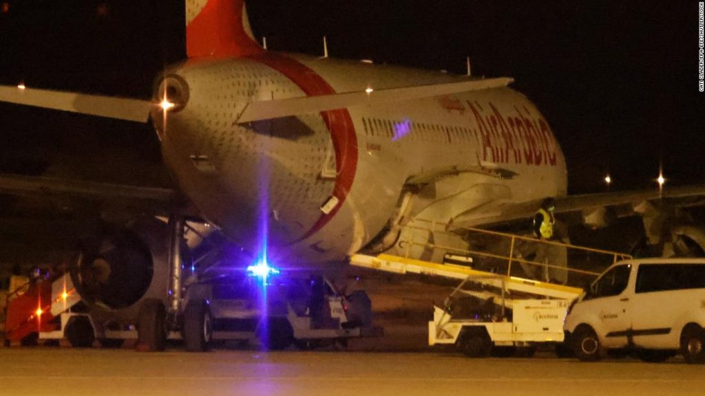 Notlandung auf Mallorca: Spanische Polizei sucht nach Passagieren, die aus dem Flugzeug geflohen sind