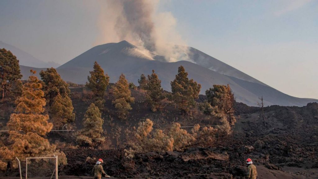 La Palma volcano, live updates today: eruption, tsunami warning and latest news