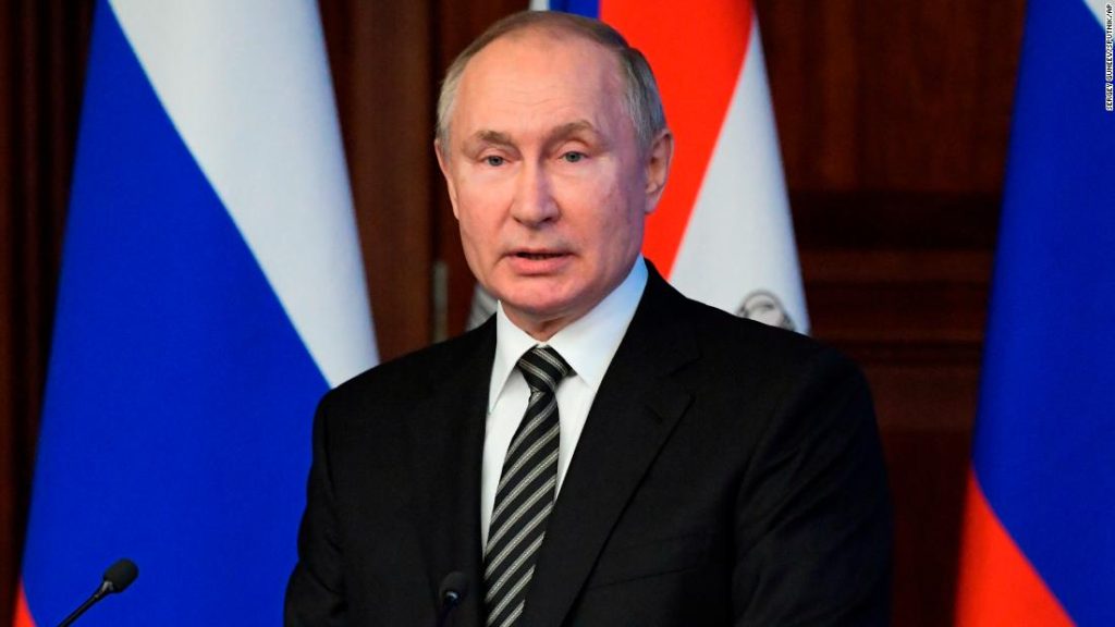 Während die Spannungen in der Ukraine zunehmen, sagt Putin, Russland habe "jedes Recht", "harsch auf feindliche Maßnahmen zu reagieren".