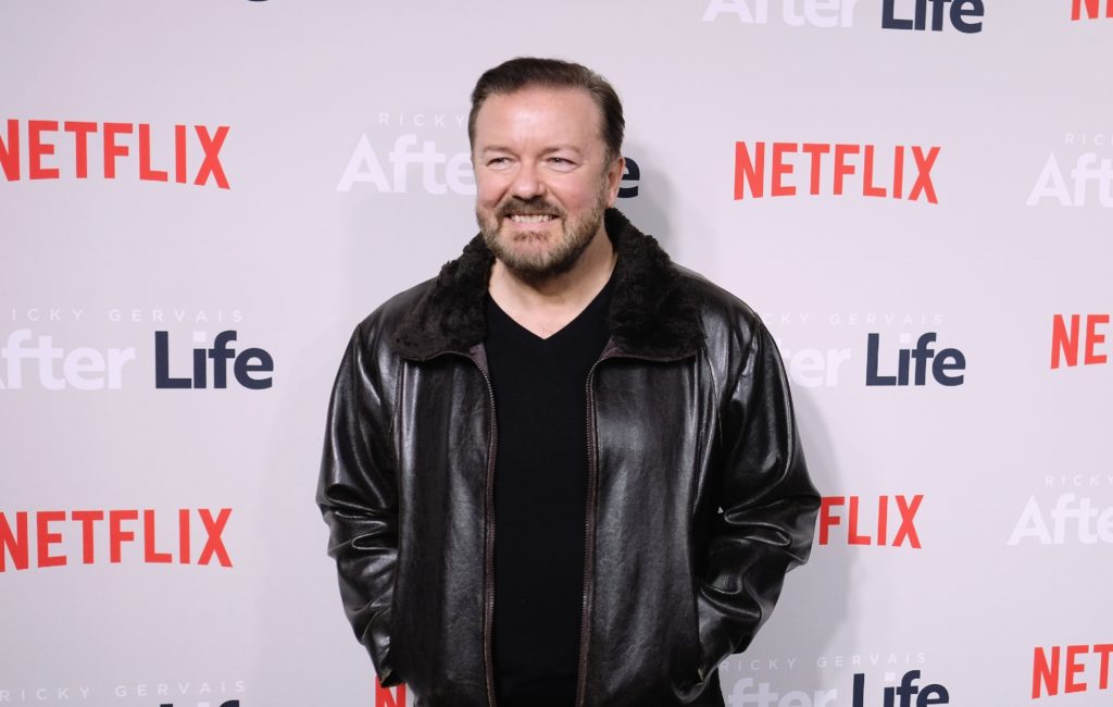 Ricky Gervais wird basierend auf einem seiner Tweets in einer Comedy-Serie mitspielen