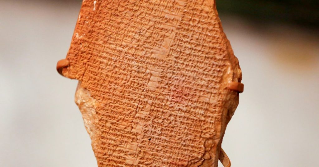 Antike Gilgamesch-Tafel, die die erste Form von Literatur zeigt, die in den Irak zurückgekehrt ist