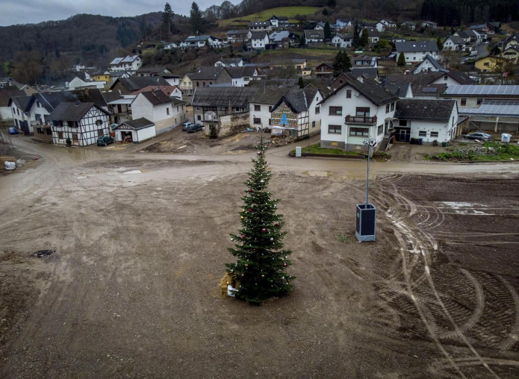 Weihnachtsstimmung im überfluteten deutschen Tal gefunden