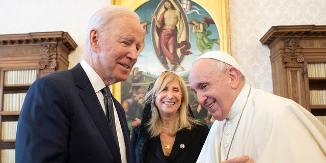 Papst Franziskus trifft sich mit US-Präsident Joe Biden.