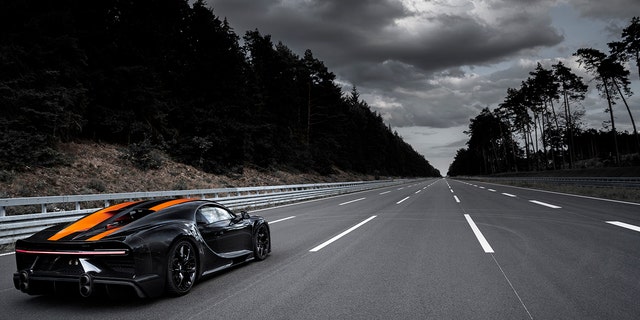 Bugatti testet seine Fahrzeuge auf einer abgesperrten Strecke mit hoher Geschwindigkeit.